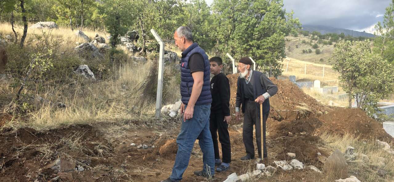 Ölüm gelmeden hazırlığını yaptı! Eşiyle kendine mezar kazdırdı 5